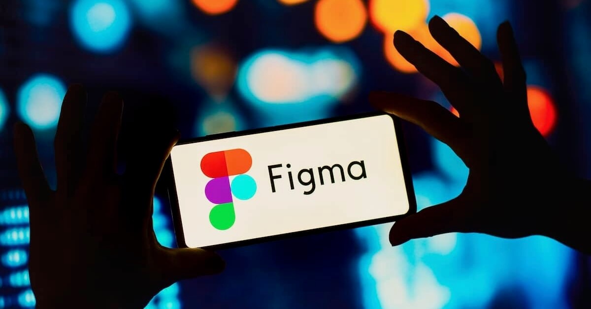 Ein Smartphone, das mit zwei Händen gehalten wird und auf dem das Logo von Figma zu sehen ist – ein Tool, das UX Writer täglich nutzen.